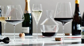 5f8f1dec84b84129a6b84c11_how-many-glasses-in-a-bottle-of-wine-5.jpg?type=w1