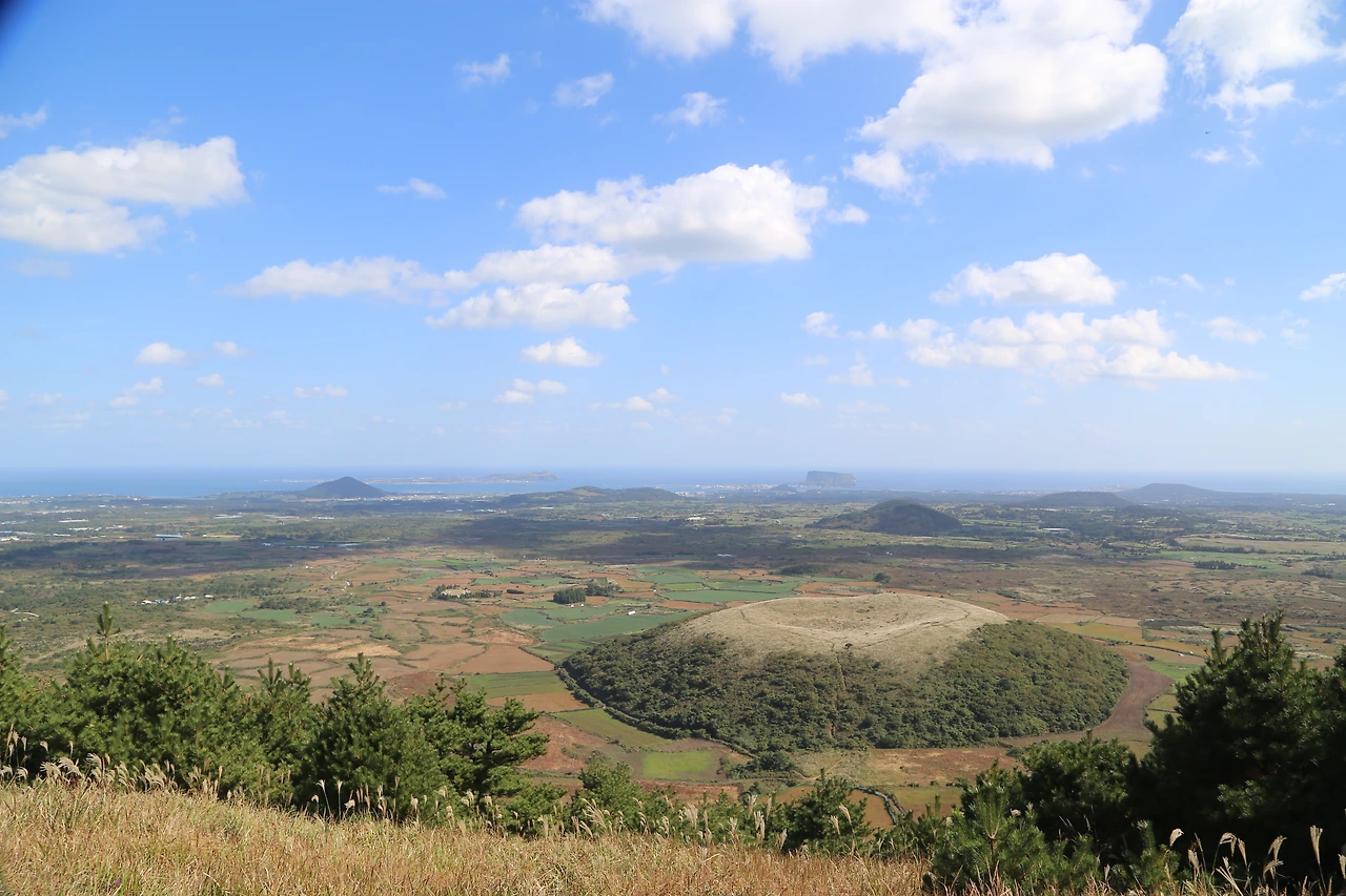 다랑쉬오름에서 본 아끈 다랑쉬오름.JPG