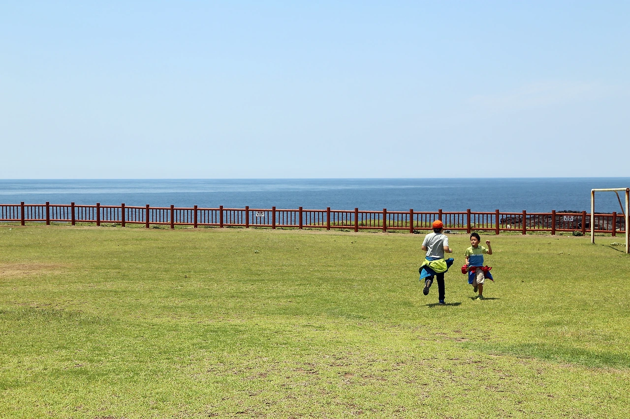 가파초등학교 마라도 분교 앞 잔디밭.JPG