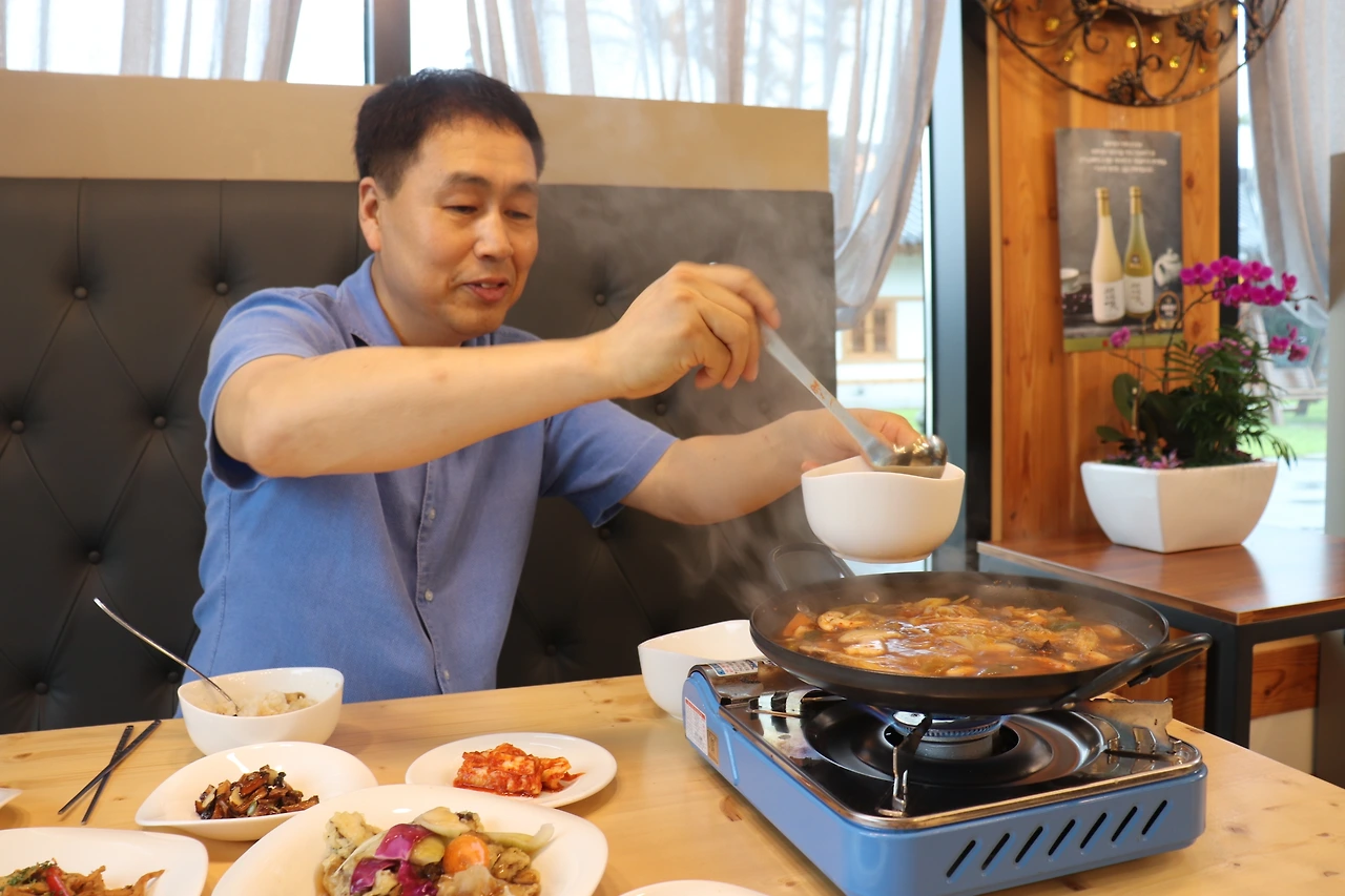 전골 뜨시는 사장님.JPG