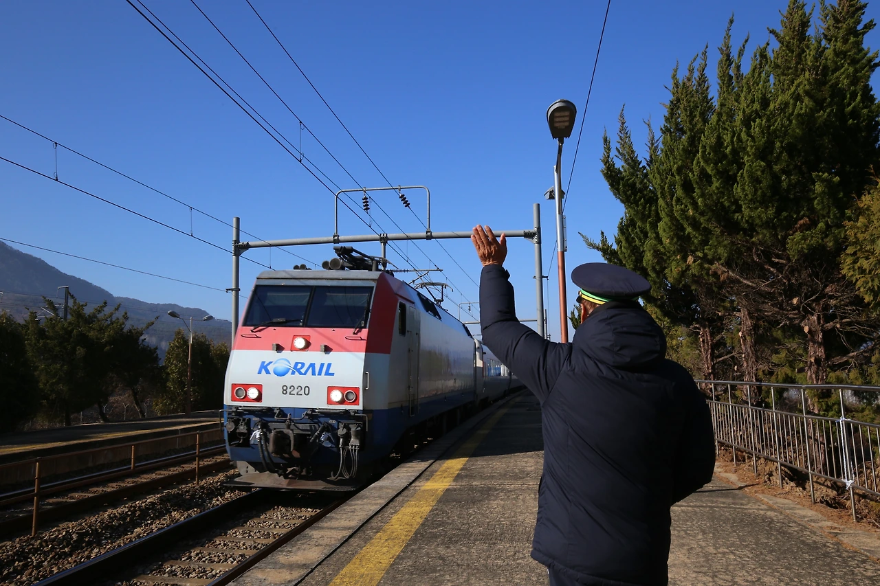 인사하는 이신길 역장.JPG