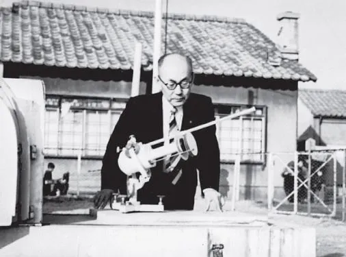 일사량 관측하는 이원철박사(출처 한국천문연구원).JPG