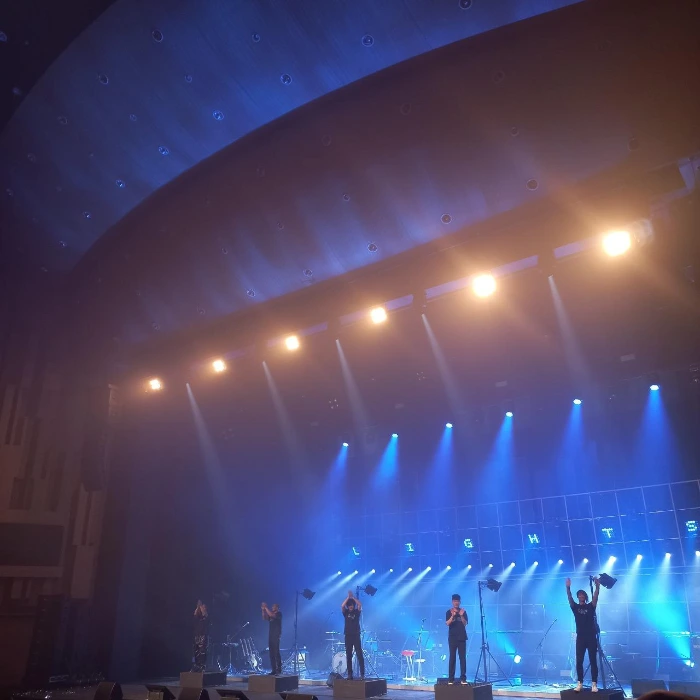 공연이 끝나고 YB 멤버들이 개별로 설치된 미니 단상 위에서 관중들에게 인사하고 있다. 사진=김성대.jpeg