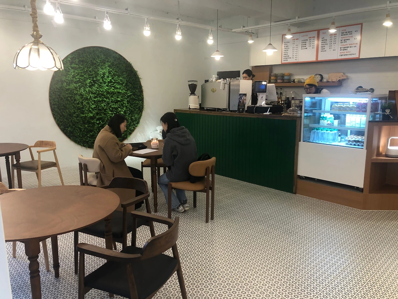 초록점빵 내부.jpeg