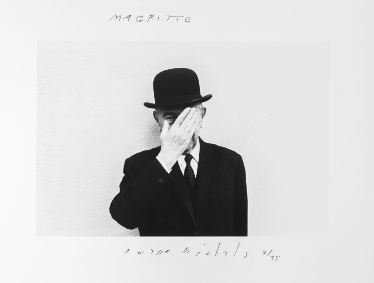 한쪽 눈을 드러낸 얼굴 위로 손을 얹은 마그리트 , 1965.jpeg