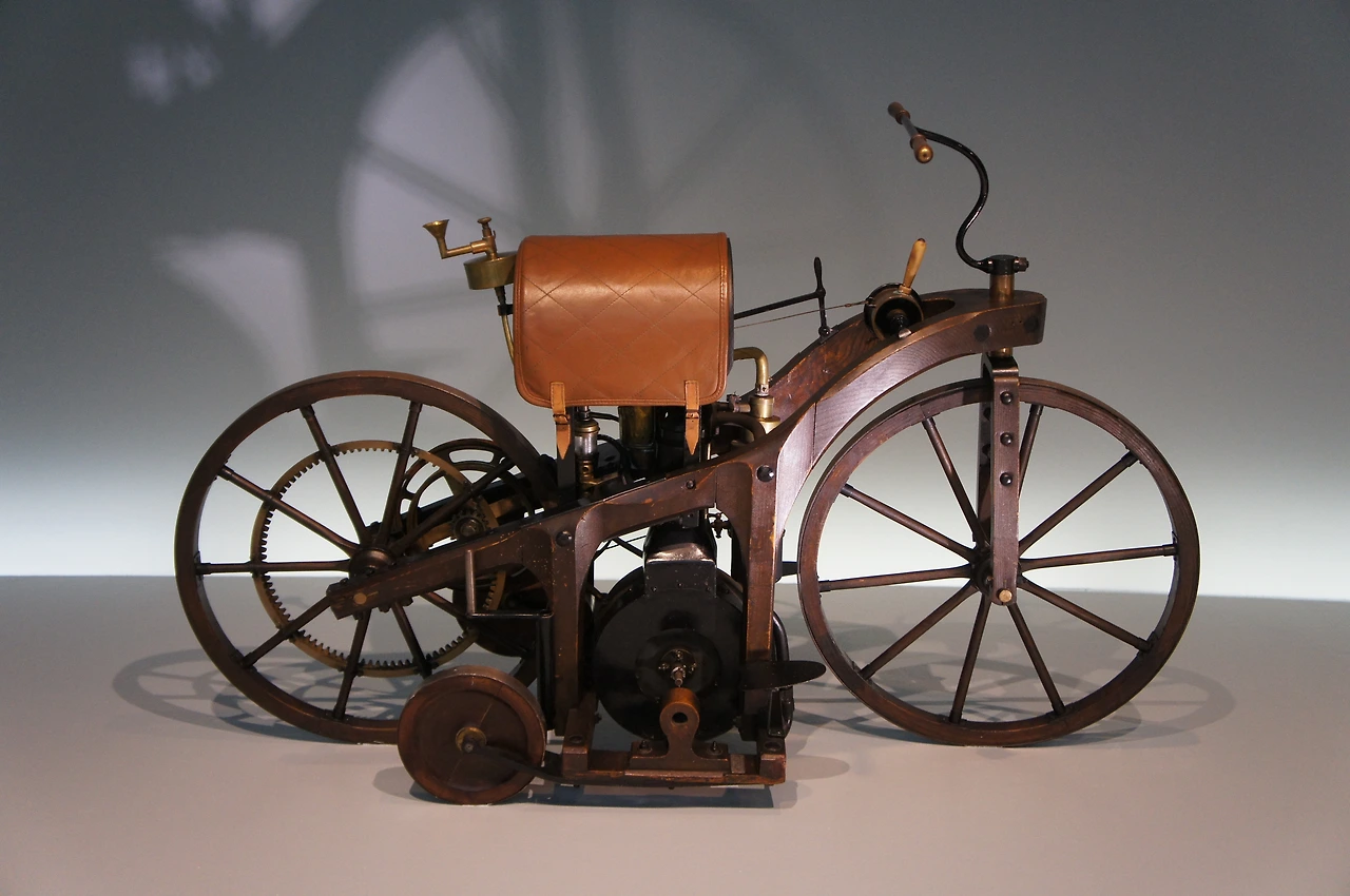 Daimler Reitwagen 최초의 차.JPG