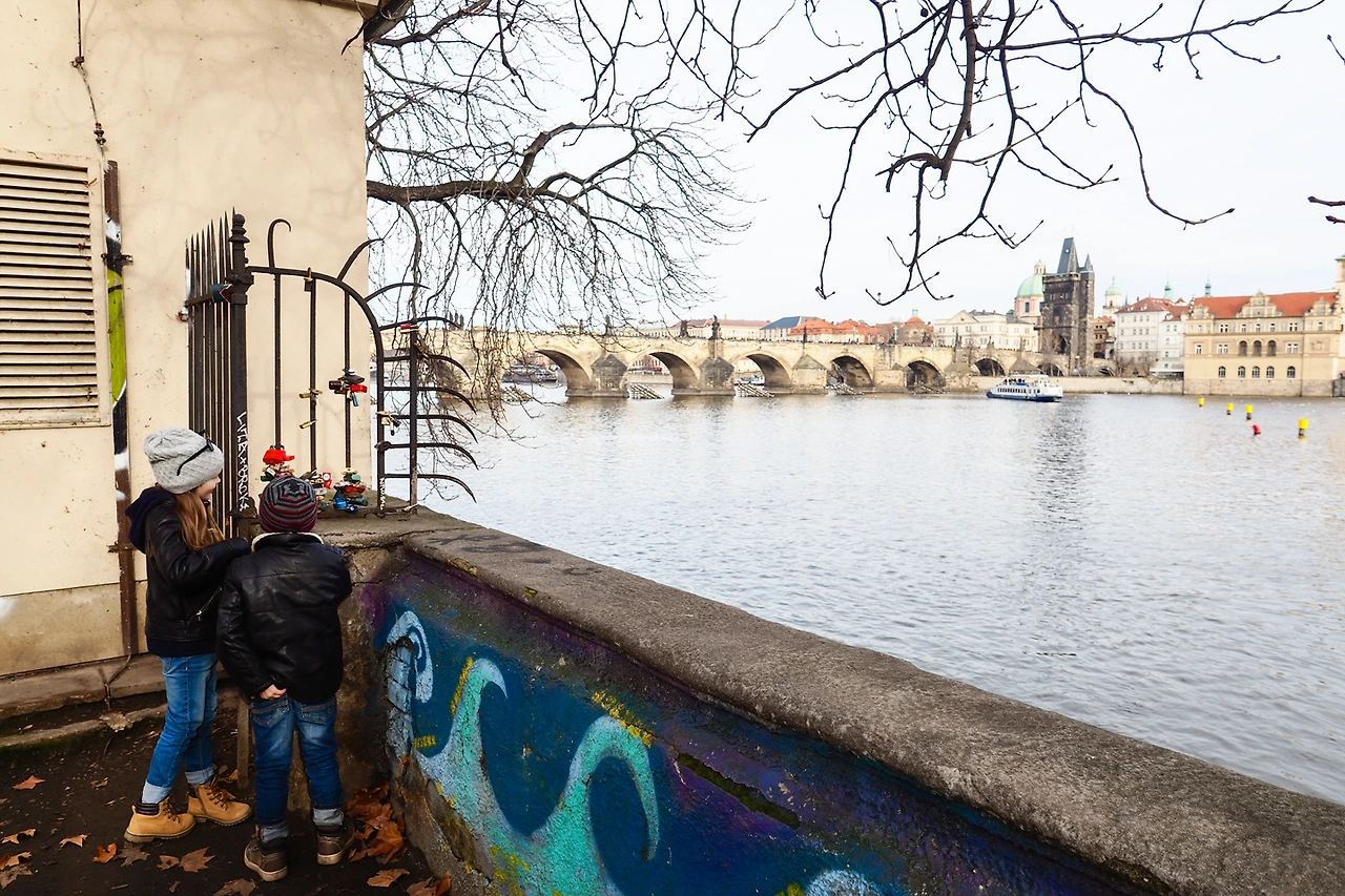 25299F3856C581E239F279