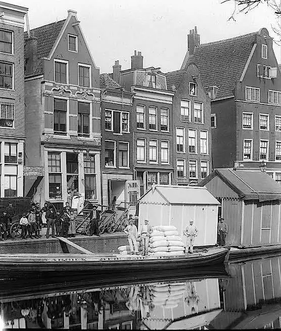 Amsterdam-Red-Light-District-De-Oudezijds-Armsteeg-1895-small.jpg?resize=556%2C656