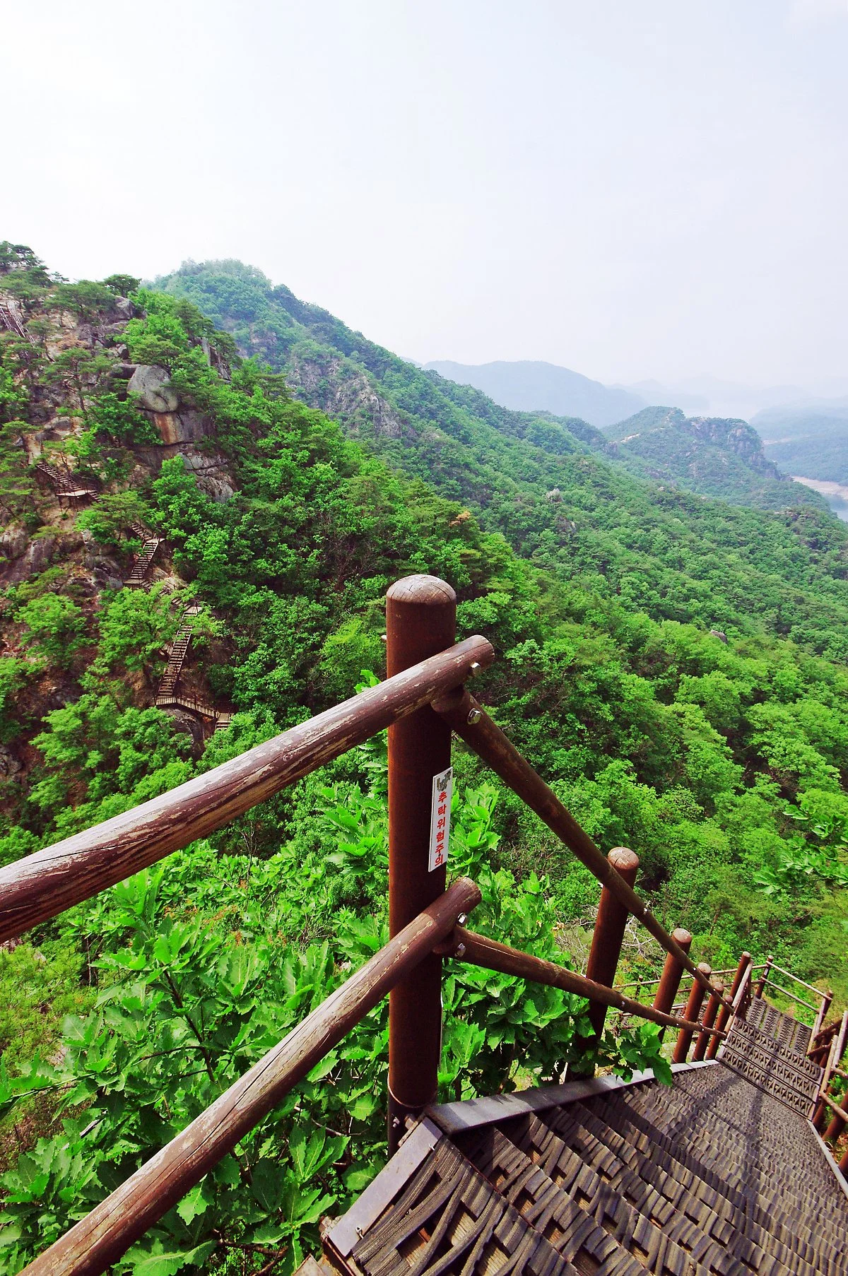 %EA%B5%AC%EB%8B%B4%EB%B4%89_%EC%A0%95%EC%83%81%EB%B6%80%EB%A1%9C_%EC%98%AC%EB%9D%BC%EA%B0%80%EB%8B%A4_%EB%8F%8C%EC%95%84%EB%B3%B8_%ED%92%8D%EA%B2%BD._%EA%B0%80%ED%8C%8C%EB%A5%B8_%EA%B3%84%EB%8B%A8%EC%9D%84_%EC%A1%B0%EC%8B%AC%EC%8A%A4%EB%9F%BD%EA%B2%8C_.JPG?type=w1200