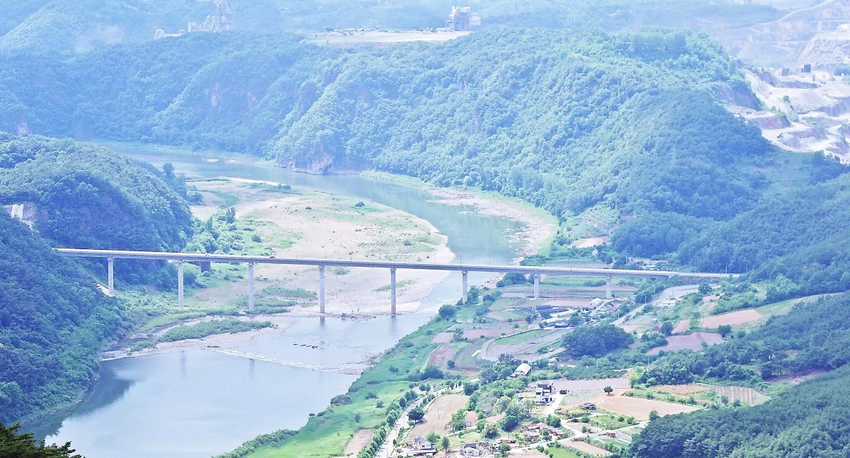 %EB%91%90%EC%82%B0%ED%99%9C%EA%B3%B5%EC%9E%A5%28%EC%A0%84%EB%A7%9D%EB%8C%80%29%EC%97%90%EC%84%9C_%EB%B3%B8_%ED%92%8D%EA%B2%BD._%EB%82%A8%ED%95%9C%EA%B0%95%EC%9D%B4_%EB%8B%A8%EC%96%91_%EC%9D%8D%EB%82%B4_%EC%AA%BD%EC%9C%BC%EB%A1%9C_%ED%9D%90%EB%A5%B8.JPG?type=w1200