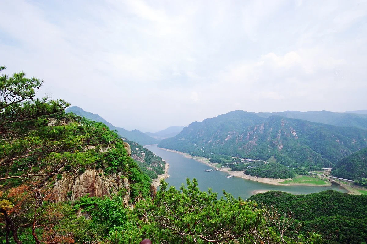 %EA%B5%AC%EB%8B%B4%EB%B4%89%EC%9C%BC%EB%A1%9C_%EA%B0%80%EB%8A%94_%EA%B8%B8._%EC%B6%A9%EC%A3%BC%ED%98%B8%EC%99%80_%EC%A3%BC%EB%B3%80_%EC%82%B0%EC%A4%84%EA%B8%B0%2C_%EB%91%90%ED%96%A5%EA%B3%BC_%ED%87%B4%EA%B3%84_%EC%9D%B4%ED%99%A9%EC%9D%98_%EC%A1%B0.JPG?type=w1200