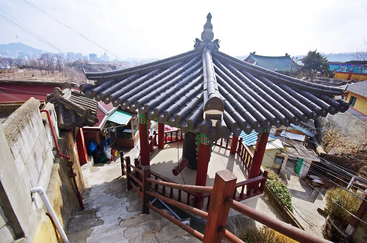 %EC%9D%B8%EC%99%95%EC%82%AC_%EC%A2%85%EA%B0%81%EC%9D%B4_%EC%A2%81%EC%9D%80_%EA%B3%A8%EB%AA%A9_%EA%B3%84%EB%8B%A8_%EC%98%86%EC%97%90_%EC%9E%88%EB%8B%A4._%EB%A9%80%EB%A6%AC_%EB%82%A8%EC%82%B0%EC%9D%B4_%EB%B3%B4%EC%9D%B8%EB%8B%A4..JPG?type=w1200