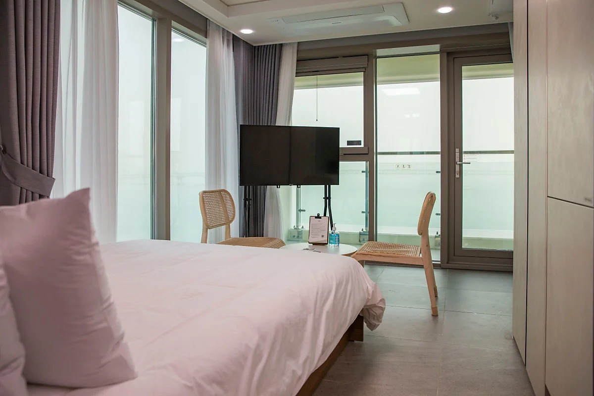 d_%EC%96%B4%EB%B0%98%EC%8A%A4%ED%85%8C%EC%9D%B4%EB%8D%94%ED%85%8C%EB%9D%BC%EC%8A%A4_%ED%98%B8%ED%85%94.jpg?type=w1200