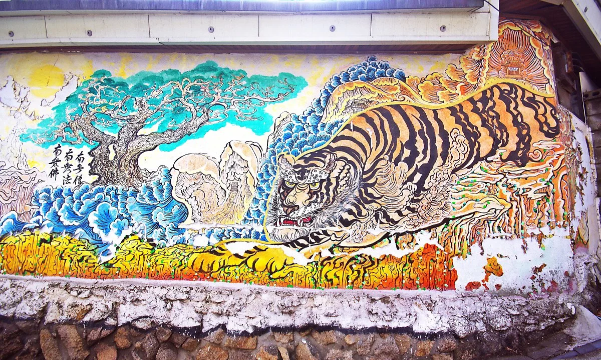 %EC%9D%B8%EC%99%95%EC%82%AC_%EC%9D%BC%EC%A3%BC%EB%AC%B8%EC%9D%84_%EC%A7%80%EB%82%98_%EA%B5%AD%EC%82%AC%EB%8B%B9%EC%9C%BC%EB%A1%9C_%EA%B0%80%EB%8A%94_%EA%B8%B8_%EA%B3%84%EB%8B%A8_%EC%98%86_%EB%B2%BD%ED%99%94..JPG?type=w1200