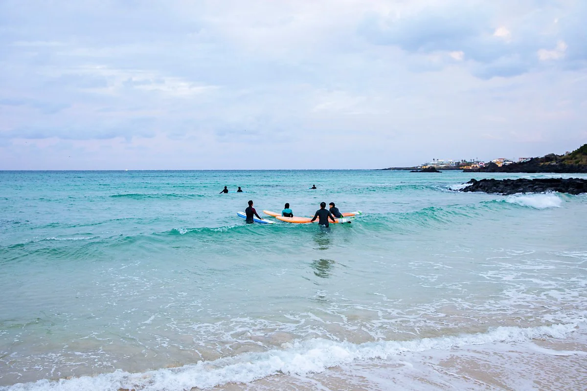 d_%EC%A0%9C%EC%A3%BC_%EC%9D%B4%EB%A6%84_%EC%97%86%EB%8A%94_%ED%95%B4%EB%B3%80%EC%97%90%EC%84%9C_%EC%84%9C%ED%95%91%EC%9D%84_%EC%A6%90%EA%B8%B0%EA%B3%A0_%EC%9E%88%EB%8B%A4.jpg?type=w1200