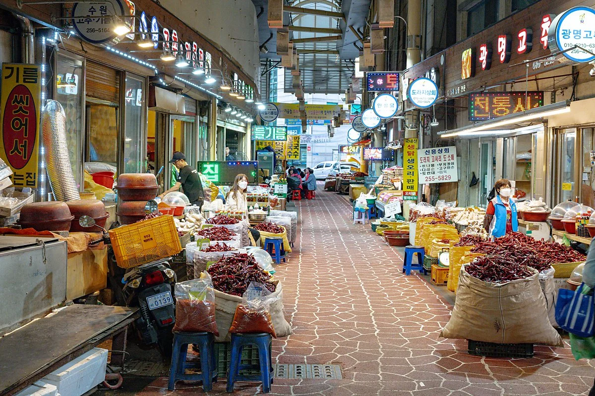 %EC%88%98%EC%9B%90_%EB%82%A8%EB%AC%B8%EC%8B%9C%EC%9E%A5_%285%29%EB%AF%B8%EB%82%98%EB%A6%AC%EA%B4%91%EC%8B%9C%EC%9E%A5.jpg?type=w1200