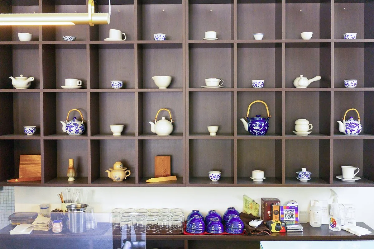 16_%EB%B2%BD%EB%A9%B4_%EA%B0%80%EB%93%9D_%EC%B1%84%EC%9A%B4_%EC%86%8C%EB%8B%B4%ED%95%9C_%EA%B0%90%EC%84%B1%2C_%ED%9D%B0%EB%8B%A4%EC%A0%95%EC%9D%98_%EB%A7%A4%EB%A0%A5.jpg?type=w1200