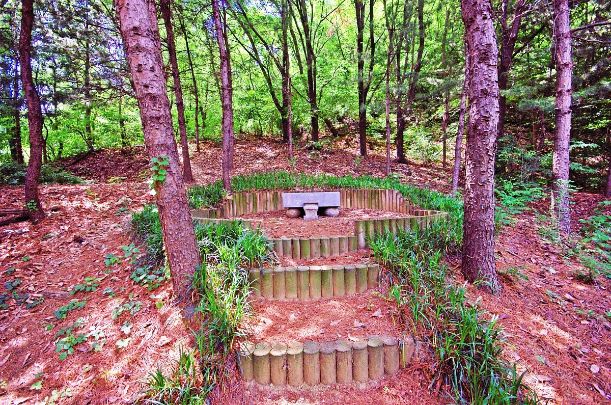 %EC%82%B0%EC%86%8D%EC%9D%98_%EC%9A%B0%EB%AC%BC_%EC%98%86_%EC%82%B0%EC%8B%A0%EC%A0%9C%EB%8B%A8._%EC%88%98%EB%B0%B1%EB%85%84_%EC%A0%84%EB%B6%80%ED%84%B0_%EC%82%B0%EC%8B%A0%EC%A0%9C%EB%A5%BC_%EC%A7%80%EB%82%B4%EC%98%A4%EB%8A%94_%EA%B3%B3%EC%9D%B4%EB%8B%A4.JPG?type=w1200