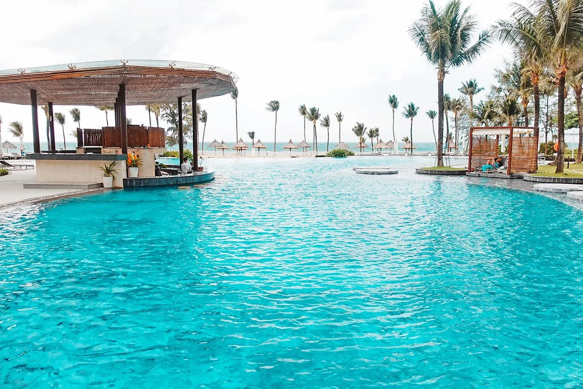 1_%EC%86%94%EB%B0%94%EC%9D%B4_%EB%A9%9C%EB%A6%AC%EC%95%84_%EC%88%98%EC%98%81%EC%9E%A5-2.jpg?type=w1200