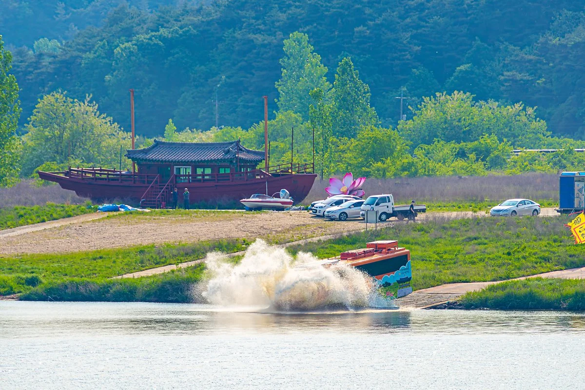 8_%EC%88%98%EB%A5%99%EC%96%91%EC%9A%A9%EB%B2%84%EC%8A%A4%EB%8A%94_%EC%A0%84%EA%B5%AD%EC%97%90%EC%84%9C_%EC%98%A4%EC%A7%81_%EB%B6%80%EC%97%AC%EC%97%90%EC%84%9C%EB%A7%8C_%EB%A7%8C%EB%82%98%EB%B3%BC_%EC%88%98_%EC%9E%88%EB%8B%A4.jpg?type=w1200