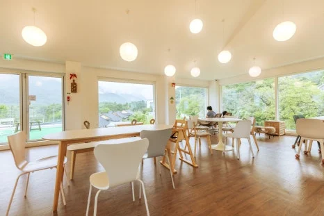 42_%EB%84%93%EA%B3%A0_%EC%BE%8C%EC%A0%81%ED%95%9C_%EC%B9%B4%ED%8E%98_%EB%82%B4%EB%B6%80,_%ED%8E%B8%EC%95%88%ED%95%9C_%EC%A1%B0%EB%8F%84%EA%B0%80_%EB%A7%A4%EB%A0%A5%EC%A0%81%EC%9D%B4%EB%8B%A4.jpg?type=w466