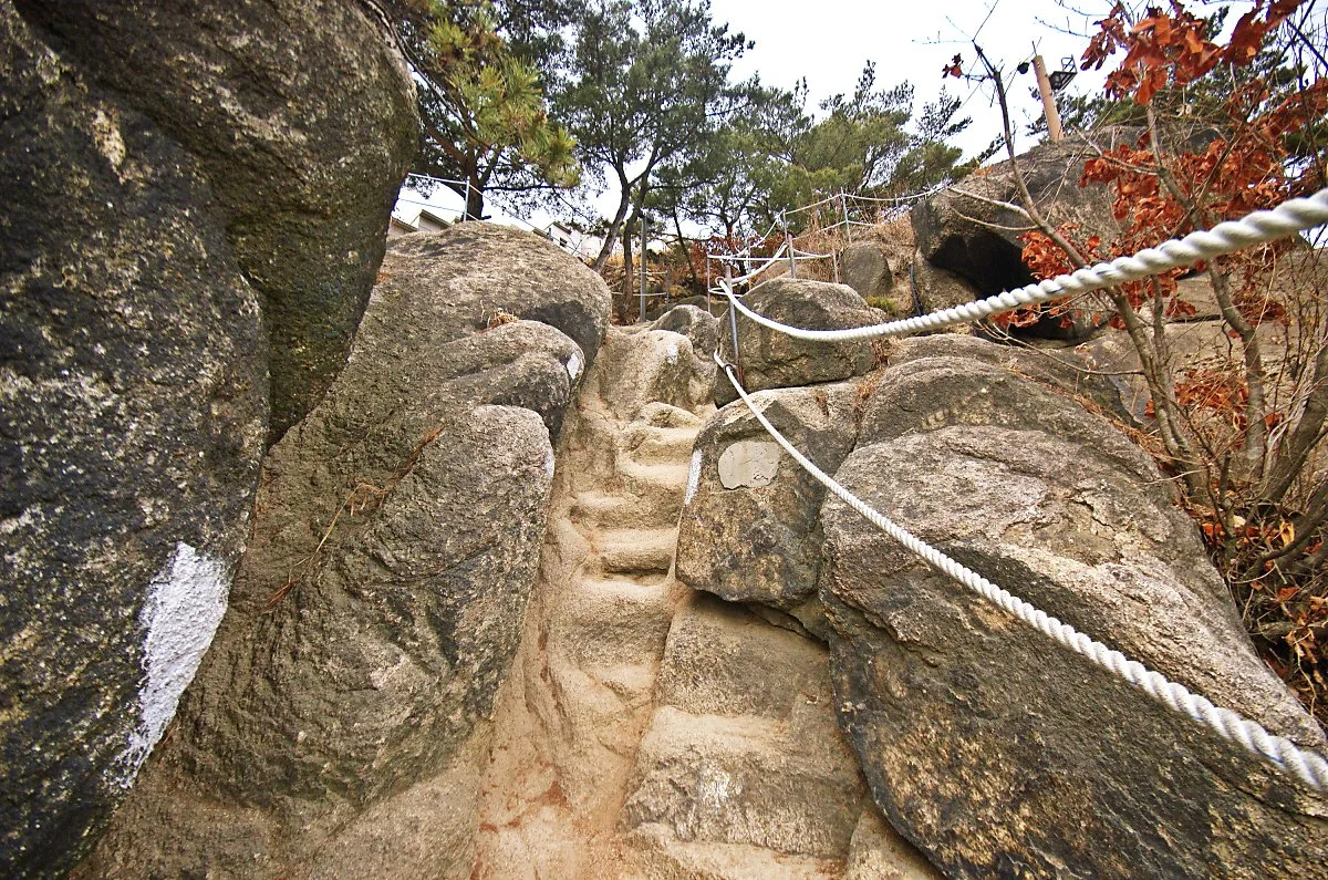 %EC%A0%95%EC%83%81%EC%9C%BC%EB%A1%9C_%EA%B0%80%EB%8A%94_%EB%B0%94%EC%9C%97%EA%B8%B8._%EA%B8%B8%EC%9D%B4_%EC%A2%81%EC%95%84_%EC%98%A4%EB%A5%B4%EB%82%B4%EB%A6%AC%EB%8A%94_%EC%82%AC%EB%9E%8C%EB%93%A4%EC%9D%B4_%EB%A7%8C%EB%82%98%EB%A9%B4_%ED%95%9C%EC%AA%BD.JPG?type=w1200