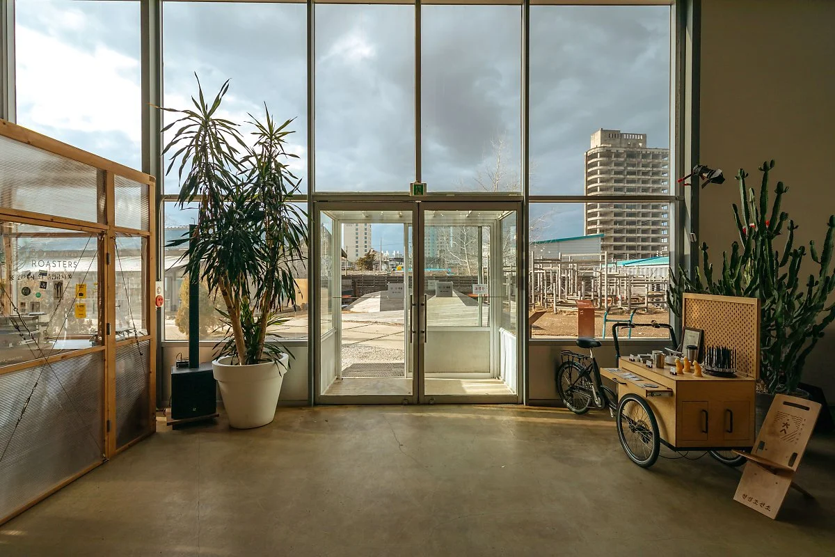 30_%EC%B9%A0%EC%84%B1%EC%A1%B0%EC%84%A0%EC%86%8C%EC%97%90_%EC%9C%84%EC%B9%98%ED%95%9C_%EB%B3%B5%EC%B8%B5%EC%8B%9D_%EA%B5%AC%EC%A1%B0%EC%9D%98_%EC%B9%B4%ED%8E%98.jpg?type=w1200