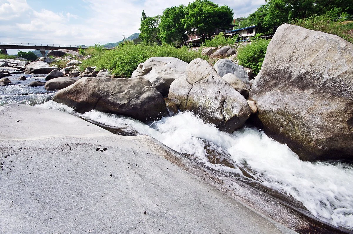 %ED%98%B8%EC%84%B1%EB%A7%88%EC%9D%84_%EA%B0%9C%EC%9A%B8._%EB%B0%94%EC%9C%84%EC%99%80_%EB%B0%94%EC%9C%84_%EC%82%AC%EC%9D%B4_%EA%B3%A8%EB%A1%9C_%EA%B0%9C%EC%9A%B8%EB%AC%BC%EC%9D%B4_%EC%84%B8%EC%B0%A8%EA%B2%8C_%ED%9D%90%EB%A5%B8%EB%8B%A4..JPG?type=w1200