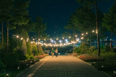 46_%EC%97%AC%EB%A6%84_%EB%B0%A4_%ED%8A%B9%EC%9C%A0%EC%9D%98_%ED%8F%AC%EA%B7%BC%ED%95%9C_%EB%B6%84%EC%9C%84%EA%B8%B0%EA%B0%80_%EA%B0%90%EB%8F%88%EB%8B%A4.jpg?type=w466