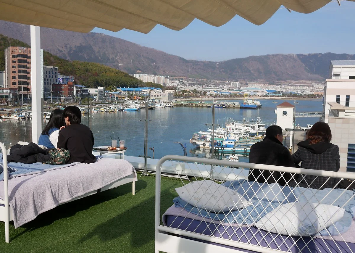 %EC%A7%84%ED%95%B4_%EC%86%8D%EC%B2%9C%ED%95%AD_%EC%B9%B4%ED%8E%98_%EC%8A%A4%EC%9C%84%ED%8A%B8%EB%9E%A9.JPG?type=w1200