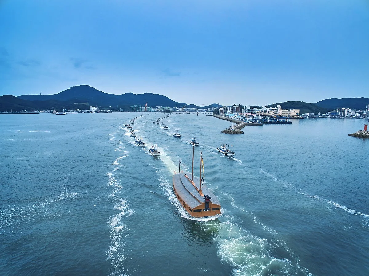 %EC%B6%95%EC%A0%9C_%EB%B0%B1%EB%AF%B8%EC%9D%B8_%ED%95%9C%EC%82%B0%ED%95%B4%EC%A0%84_%EC%9E%AC%ED%98%84%EC%9D%84_%EC%9C%84%ED%95%9C_%EC%84%A0%EB%B0%95_%EC%9A%B4%ED%95%AD_re.jpg?type=w1200