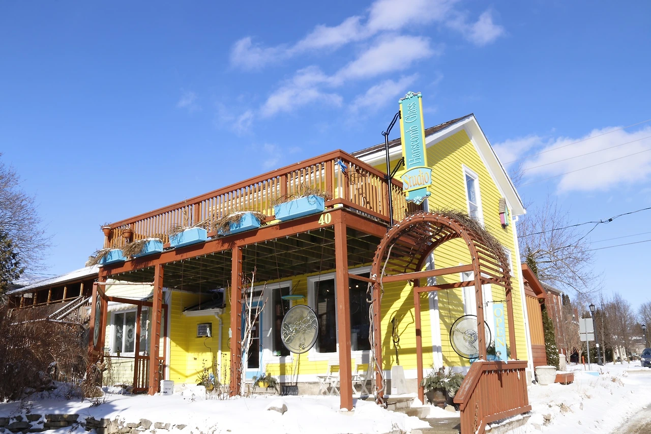 37.Hanscomb Glass.JPG