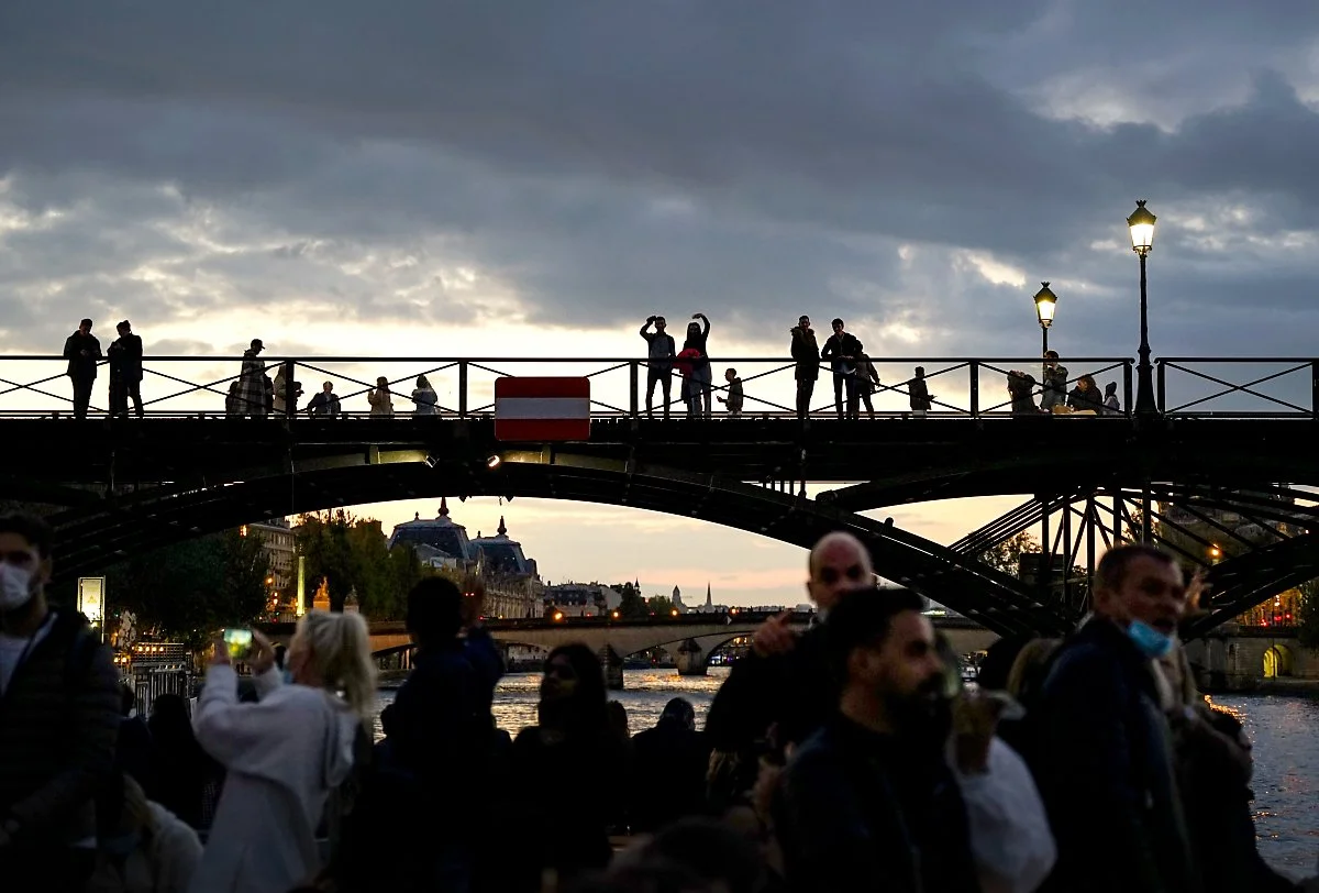 %ED%8C%8C%EB%A6%AC%EC%9D%98_%ED%92%8D%EA%B2%BD_%EC%98%A4%EB%9E%9C%EB%A7%8C%EC%9D%98_%EC%97%AC%ED%96%89%EC%97%90_%EB%93%A4%EB%9C%AC_%EC%82%AC%EB%9E%8C%EB%93%A4.jpg?type=w1200