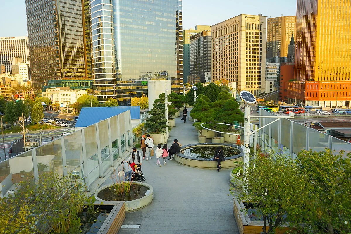 d_%EC%84%9C%EC%9A%B8%EB%A1%9C%EB%A5%BC_%EC%82%B0%EC%B1%85%ED%95%98%EB%8A%94_%EC%8B%9C%EB%AF%BC%EB%93%A4.JPG?type=w1200