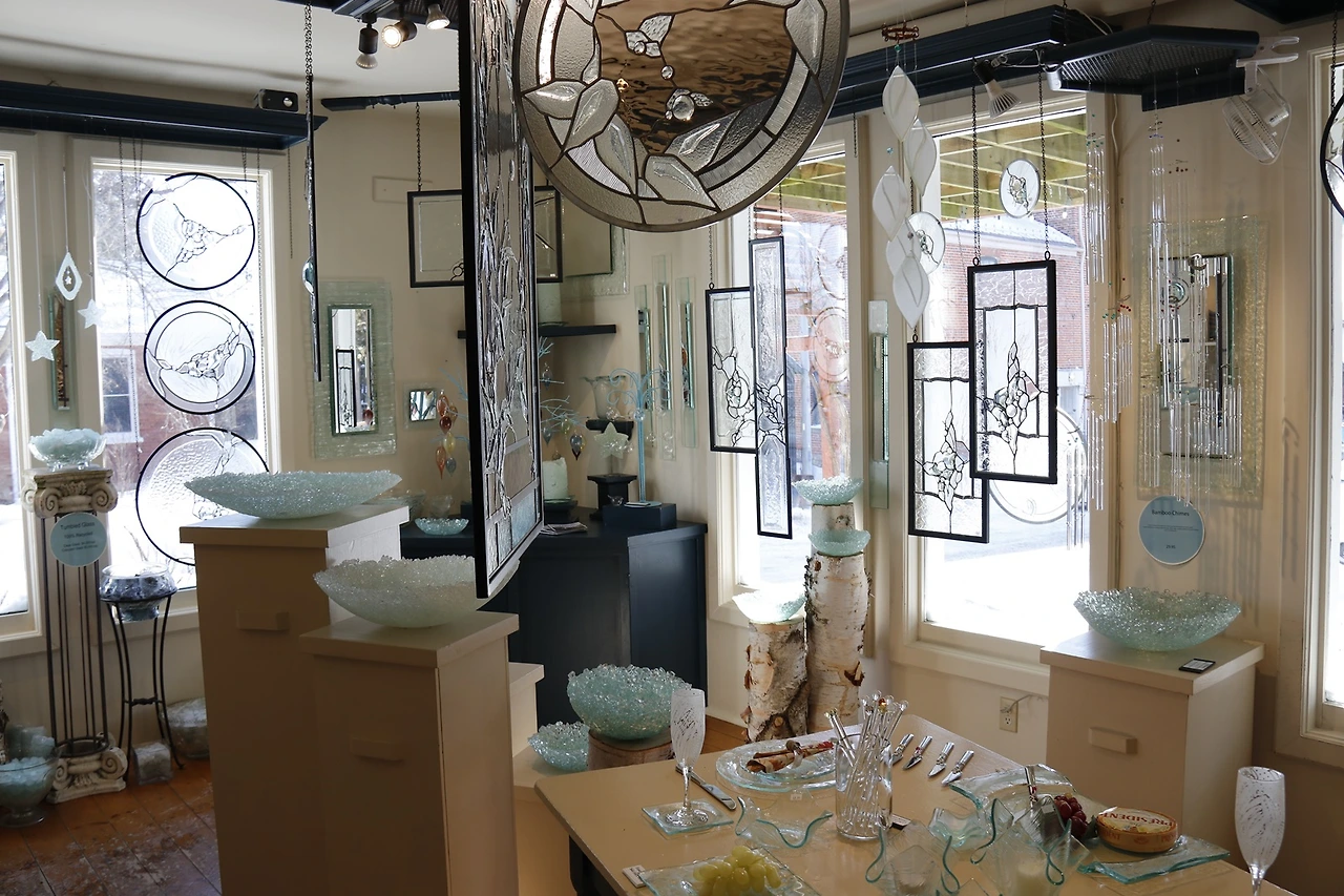 38.Hanscomb Glass-scene-1.JPG