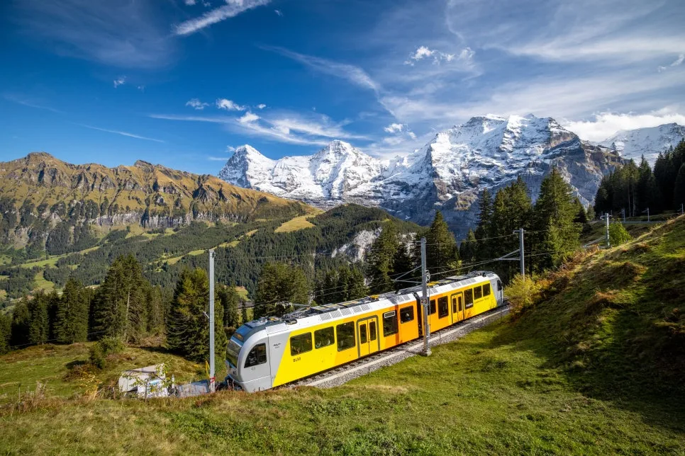 Bergbahn-Lauterbrunnen-Muerren-leicht-von-der-Seite-vorne-Anfang-Herbst.jpg?type=w966