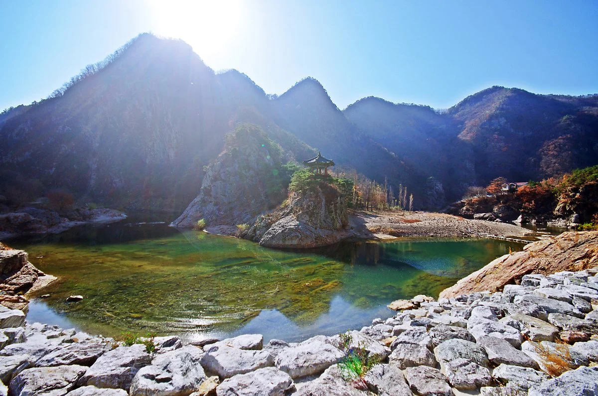 %EC%9B%94%EB%A5%98%ED%95%9C%EC%B2%9C._%EC%9B%94%EB%A5%98%EB%B4%89%EA%B3%BC_%EA%B7%B8_%EC%95%84%EB%9E%98_%ED%9D%90%EB%A5%B4%EB%8A%94_%EB%83%87%EB%AC%BC%EC%9D%84_%EC%95%84%EC%9A%B8%EB%9F%AC_%EC%9D%B4%EB%A5%B4%EB%8A%94_%EB%A7%90%EC%9D%B4%EB%8B%A4..JPG?type=w1200