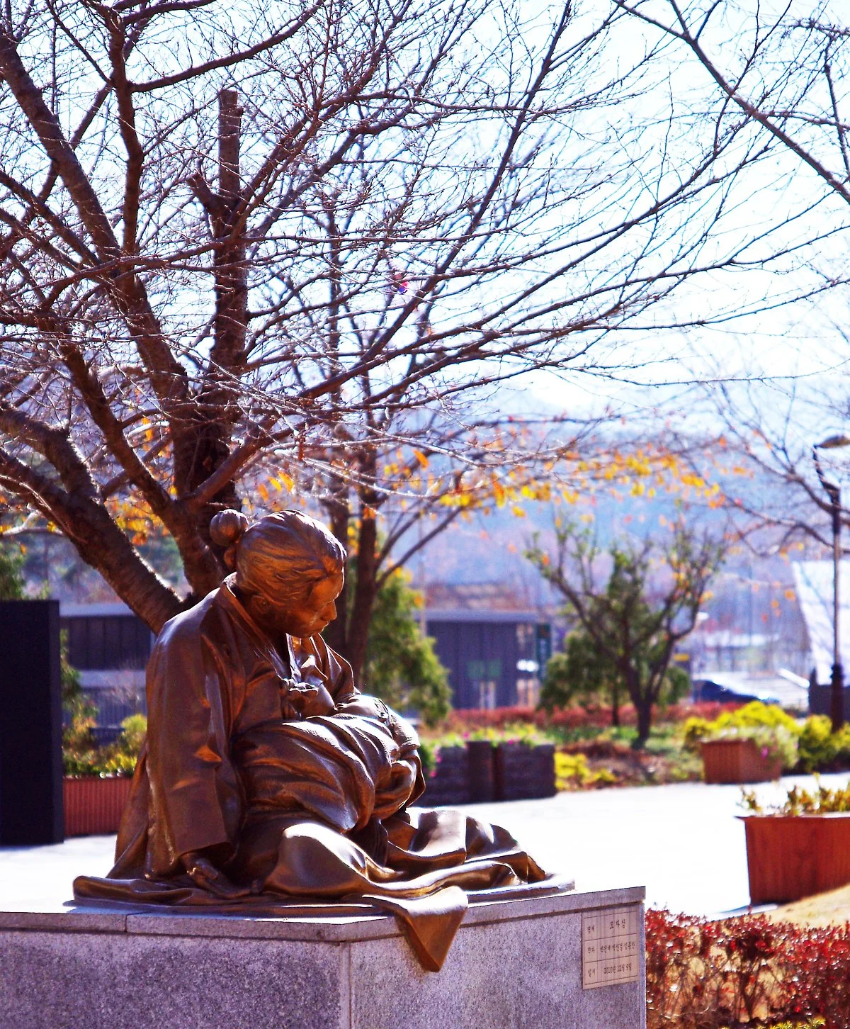 %EB%85%B8%EA%B7%BC%EB%A6%AC_%ED%8F%89%ED%99%94%EA%B3%B5%EC%9B%90%EC%97%90_%EC%9E%88%EB%8A%94_%EC%A1%B0%ED%98%95%EB%AC%BC_%27%EB%AA%A8%EC%9E%90%EC%83%81%27.JPG?type=w1200