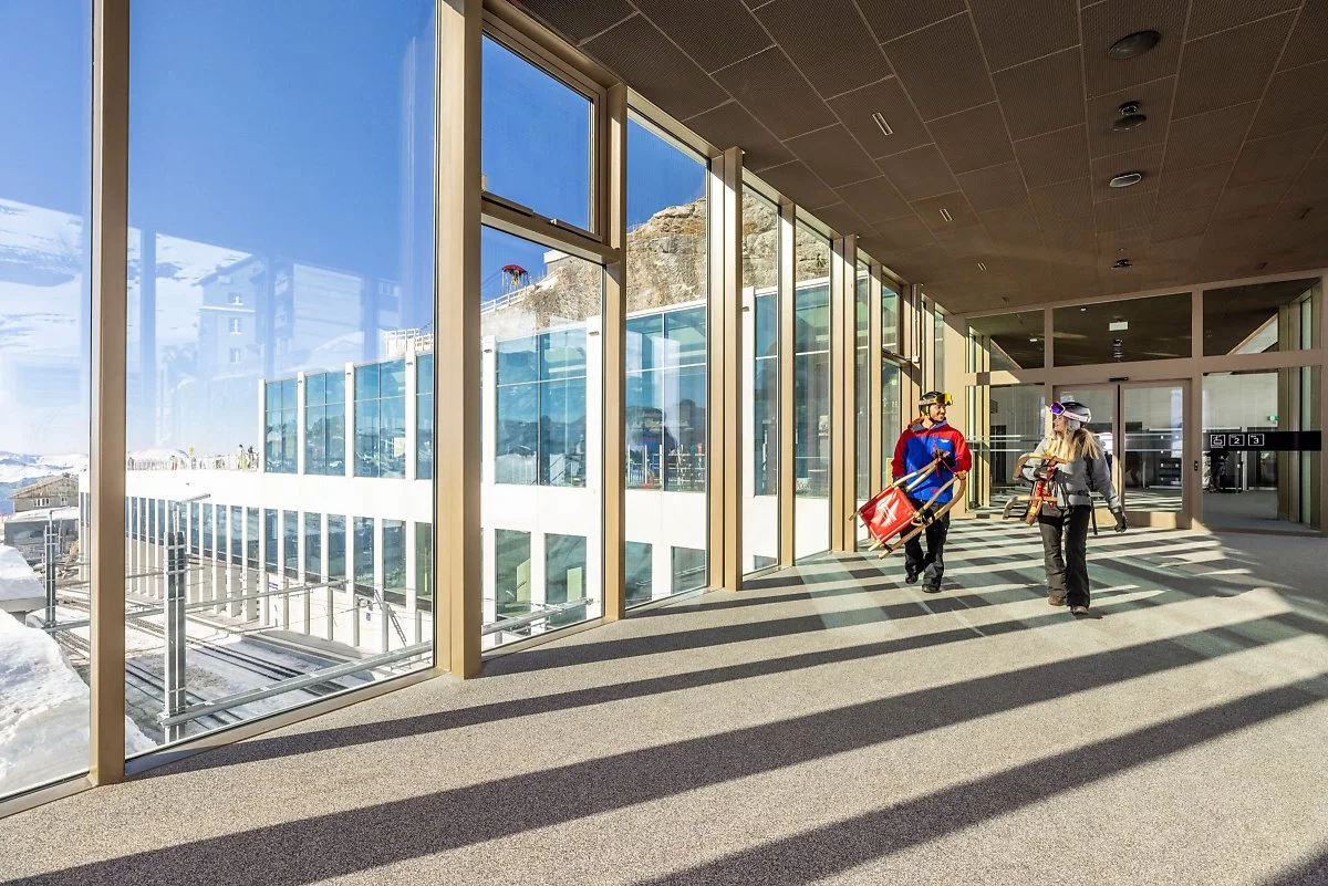 22.Eigergletscher-Durchgang-zur-Schlittelstrecke-Personen-ohne-Maske.jpg?type=w1200