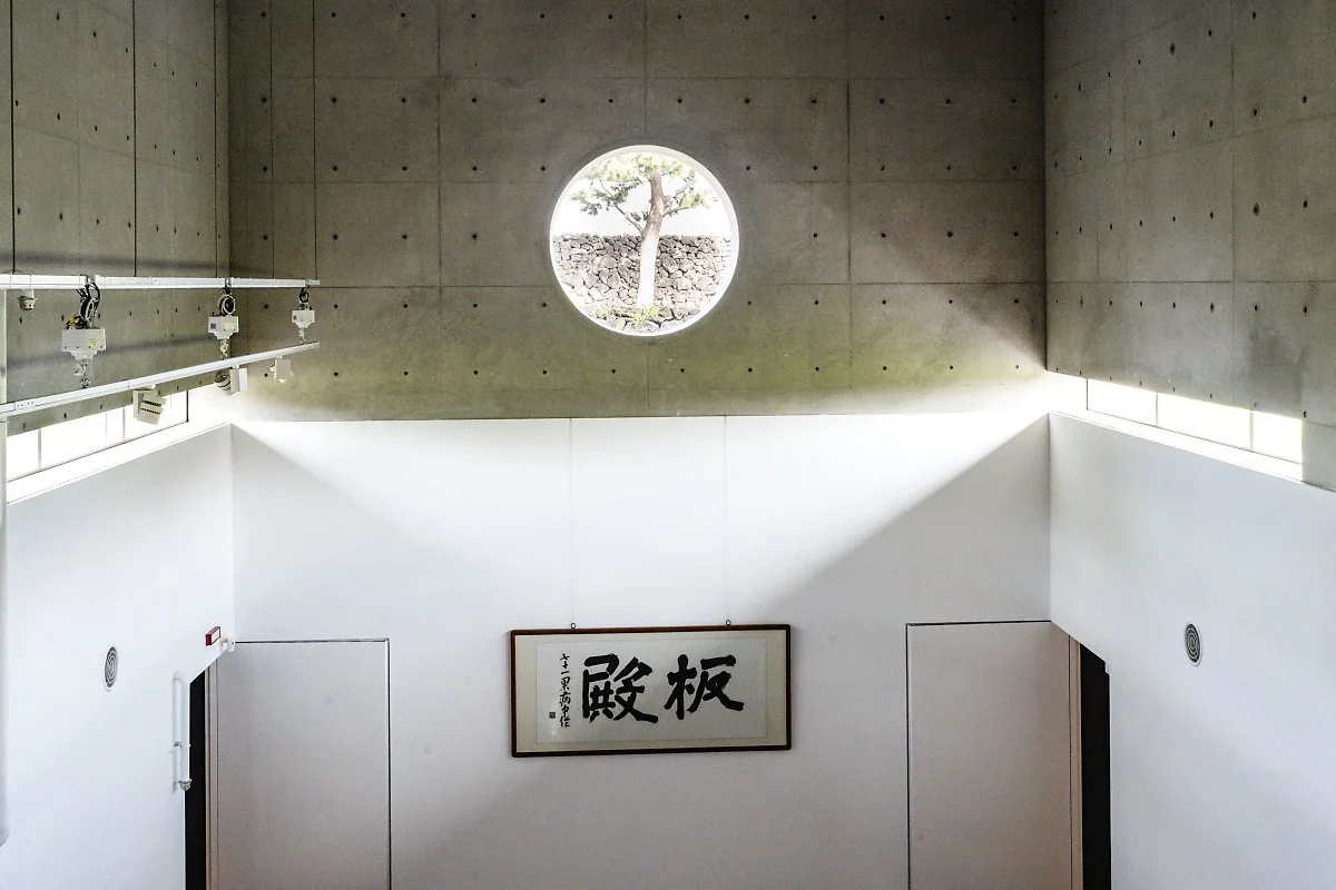 10._%EC%B6%94%EC%82%AC%EA%B4%80_%EB%8F%99%EA%B7%B8%EB%9E%80_%EC%B0%BD%EB%84%88%EB%A8%B8%EC%97%90%EB%8A%94_%EC%86%8C%EB%82%98%EB%AC%B4_%ED%95%9C%EA%B7%B8%EB%A3%A8%EA%B0%80_%EC%84%9C%EC%9E%88%EB%8B%A4.jpg?type=w1200