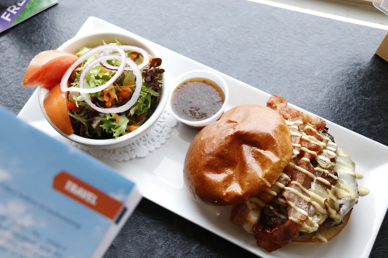 20.Dockside Willie's-Willie Burger.JPG