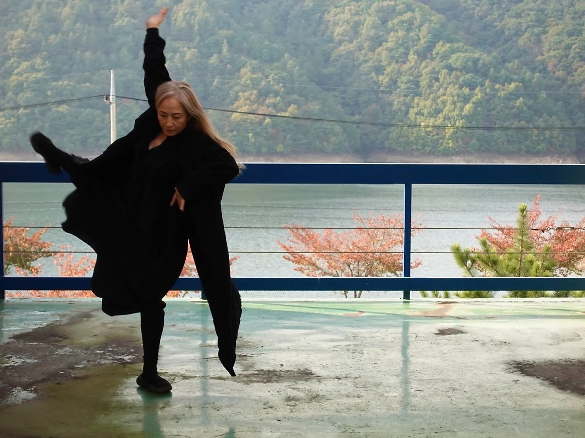 4._%EC%9A%A9%EB%8B%B4%ED%98%B8_%EB%AF%B8%EC%88%A0%EA%B4%80%EC%97%90%EC%84%9C_%ED%8D%BC%ED%8F%AC%EB%A8%BC%EC%8A%A4%EB%A5%BC_%EC%84%A0%EB%B3%B4%EC%9D%B4%EB%8A%94_%EA%B9%80%EC%84%A0%EC%9D%B4_%EB%AC%B4%EC%9A%A9%EA%B0%80.jpg?type=w1200