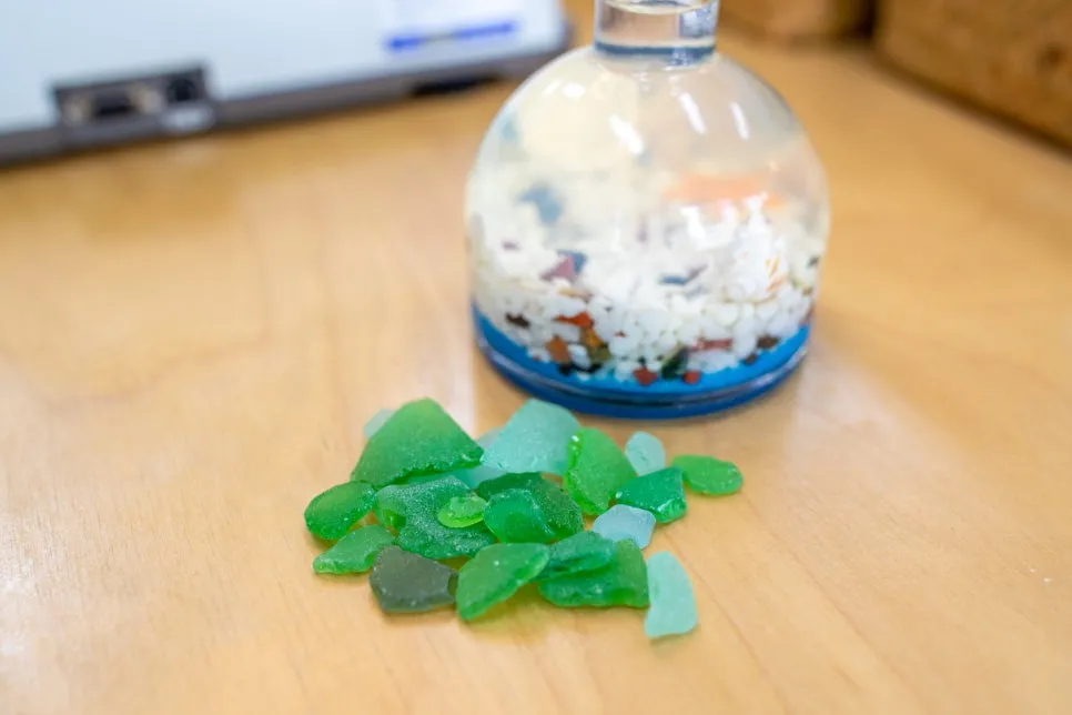 34_%EC%98%A5%EB%B9%9B%EC%9D%98_%EC%94%A8%EA%B8%80%EB%9D%BC%EC%8A%A4._%EC%9C%A0%EB%A6%AC%EB%B3%91%EC%9D%B4_%EC%98%A4%EB%9E%9C_%EC%8B%9C%EA%B0%84_%EA%B9%A8%EC%A7%80%EA%B3%A0_%EB%B6%80%EC%85%94%EC%A0%B8_%EC%9E%91%EC%9D%80_%EC%A1%B0%EA%B0%81%EC%9D%B4_%EB%90%9C_%EA%B2%83%EC%9D%B4%EB%8B%A4.jpg?type=w966