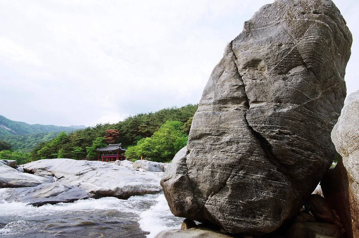 %EB%86%8D%EC%9B%94%EC%A0%95_%EB%B6%80%EA%B7%BC_%EA%B3%84%EA%B3%A1_%ED%92%8D%EA%B2%BD.%EA%B3%84%EA%B3%A1%EC%97%90_%EC%9A%B0%EB%9A%9D_%EC%84%A0_%EB%B0%94%EC%9C%84_%EB%92%A4%EB%A1%9C_%EB%86%8D%EC%9B%94%EC%A0%95%EC%9D%B4_%EB%B3%B4%EC%9D%B8%EB%8B%A4..JPG?type=w1200