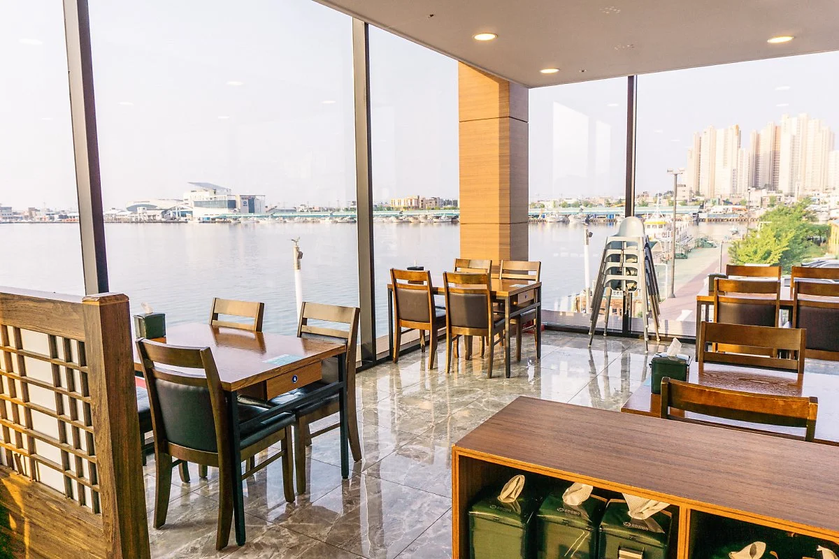 6_%EC%9E%90%EB%A6%AC%EC%97%90_%EC%95%89%EC%9C%BC%EB%A9%B4_%EC%8B%9C%EC%9B%90%ED%95%9C_%EC%B2%AD%EC%B4%88%ED%98%B8%EA%B0%80_%EC%B0%BD%EB%AC%B8_%EA%B0%80%EB%93%9D_%EC%B0%A8%EC%98%A4%EB%A5%B8%EB%8B%A4.jpg?type=w1200