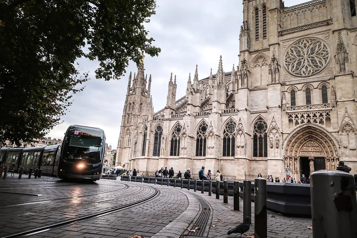 %EC%83%9D_%EC%95%99%EB%93%9C%EB%A0%88_%EB%8C%80%EC%84%B1%EB%8B%B9_%EC%95%9E%EC%97%90%EC%84%9C.jpg?type=w1200