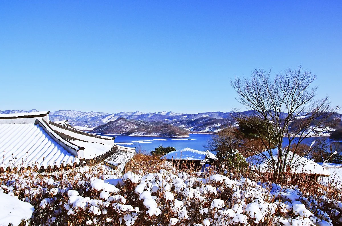 %EB%88%88_%EC%8C%93%EC%9D%B8_%EC%A7%80%EB%B6%95%EA%B3%BC_%EB%8C%80%EC%B2%AD%ED%98%B8%2C_%EB%A9%80%EB%A6%AC_%EC%82%B0%EC%A4%84%EA%B8%B0%EA%B0%80_%EC%9E%98_%EC%96%B4%EC%9A%B8%EB%A6%B0%EB%8B%A4..JPG?type=w1200