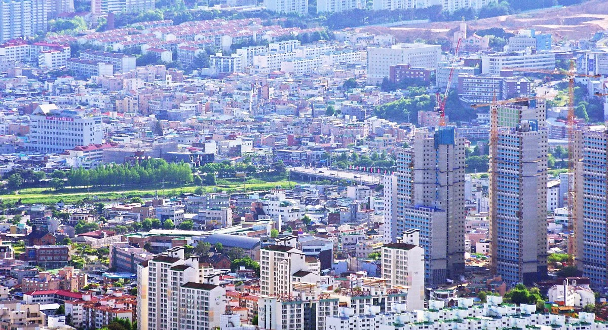 %EA%B2%83%EB%8C%80%EC%82%B0_%EC%A0%95%EC%83%81%EC%97%90%EC%84%9C_%EB%B3%B8_%ED%92%8D%EA%B2%BD._%EC%82%AC%EC%A7%84_%EC%99%BC%EC%AA%BD_%EB%AC%B4%EC%8B%AC%EC%B2%9C_%EB%91%94%EC%B9%98_%ED%91%B8%EB%A5%B8_%EC%88%B2%EC%9D%B4_%EB%B3%B4%EC%9D%B8%EB%8B%A4._.JPG?type=w1200