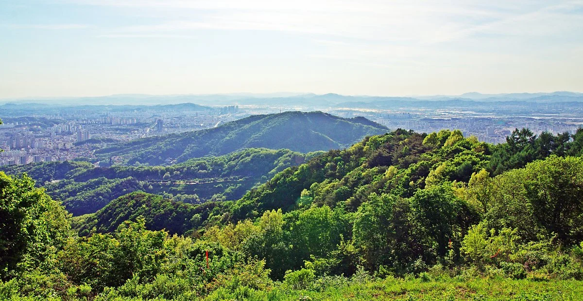 %EA%B2%83%EB%8C%80%EC%82%B0_%EC%A0%95%EC%83%81%EC%97%90%EC%84%9C_%EB%B3%B8_%ED%92%8D%EA%B2%BD._%EC%82%AC%EC%A7%84_%EA%B0%80%EC%9A%B4%EB%8D%B0_%EB%B3%B4%EC%9D%B4%EB%8A%94_%EC%82%B0%EC%9D%B4_%EC%9A%B0%EC%95%94%EC%82%B0%EC%9D%B4%EB%8B%A4..JPG?type=w1200