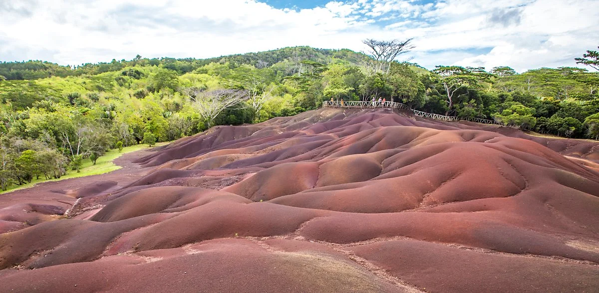 %EC%83%A4%EB%A7%88%EB%A0%90_%EC%9D%BC%EA%B3%B1%EB%B9%9B%EA%B9%94%EB%95%85_%28chamarel_colored_earth%29_%281%29.jpg?type=w1200